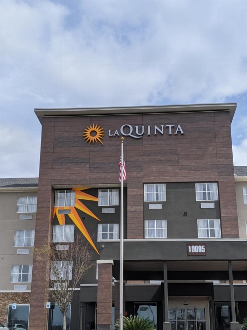 La Quinta Inn & Suites by Wyndham Montgomery image 1