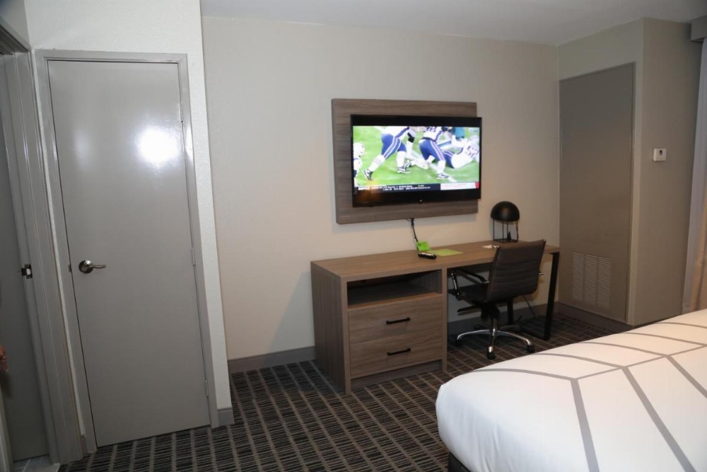 La Quinta Inn & Suites by Wyndham Montgomery Image 46