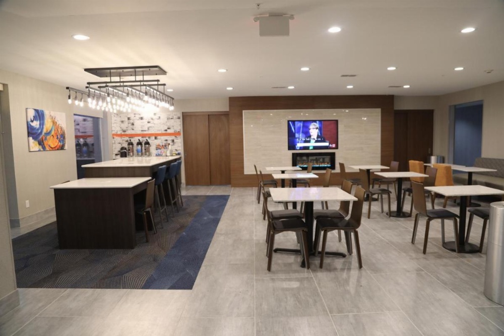 La Quinta Inn & Suites by Wyndham Montgomery Image 7